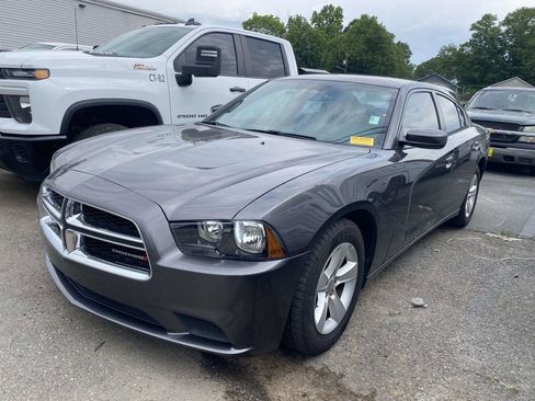 Used 2014 Dodge Charger SE RWD image 3