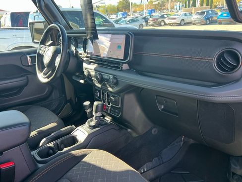 Certified 2025 Jeep Gladiator Mojave w/ Convenience Group image 12