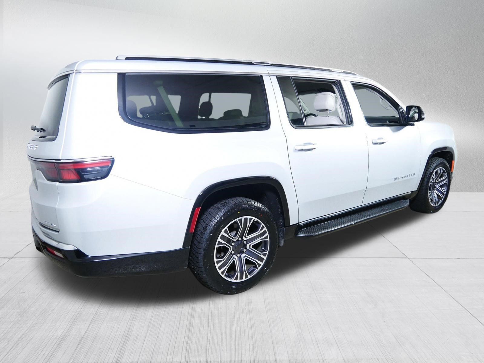 Used 2023 Jeep Wagoneer L Series II AWD/4WD image 7