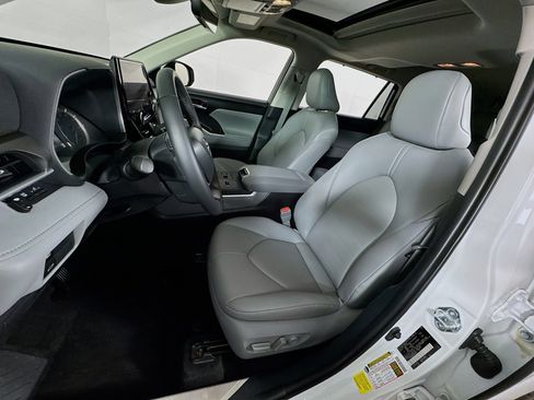Certified 2026 Toyota Highlander XLE AWD/4WD image 12