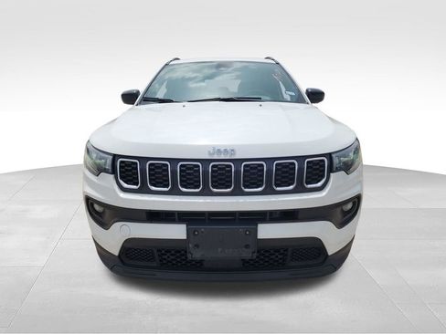 Used 2024 Jeep Compass Latitude AWD/4WD image 2
