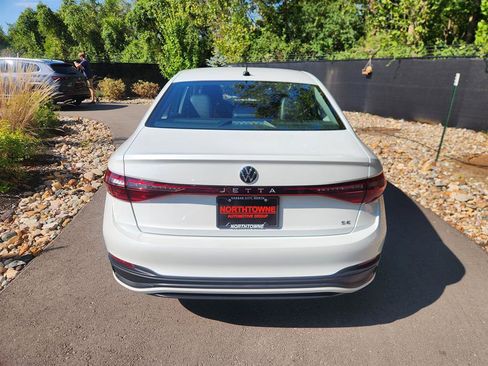 Certified 2025 Volkswagen Jetta SE w/ Sunroof Package image 4
