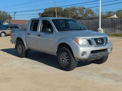 Used 2015 Nissan Frontier SV image 3
