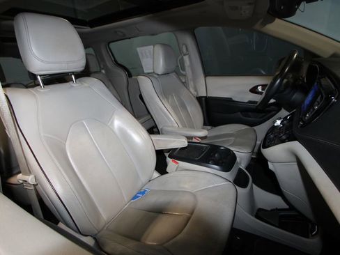 Used 2017 Chrysler Pacifica Limited w/ UConnect Theater Package image 23