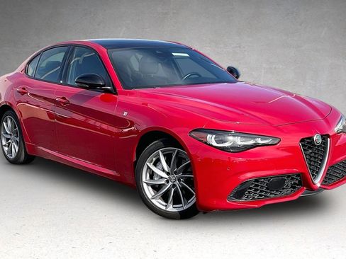 Used 2024 Alfa Romeo Giulia Ti AWD/4WD image 2