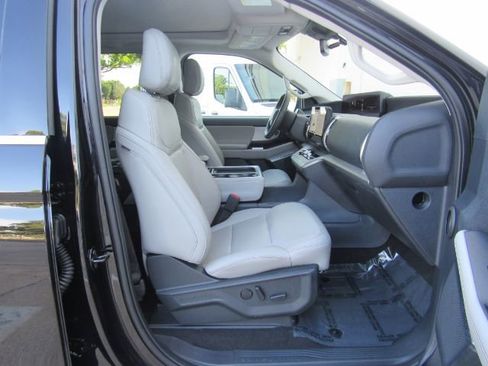 Used 2025 Ford Expedition Active image 22
