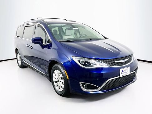 Used 2018 Chrysler Pacifica Touring-L Plus image 1