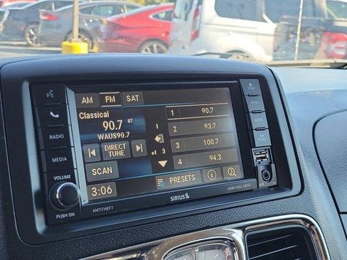 Used 2014 Chrysler Town & Country Touring image 27