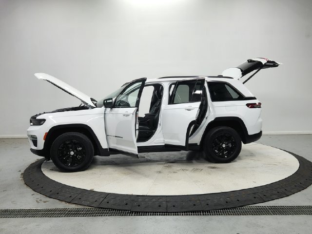 Used 2023 Jeep Grand Cherokee Limited AWD/4WD image 13