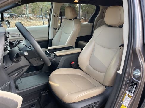 Used 2021 Toyota Sienna XLE image 18