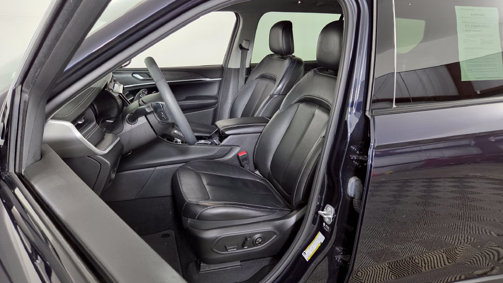 Used 2023 Jeep Grand Cherokee L Limited AWD/4WD image 18