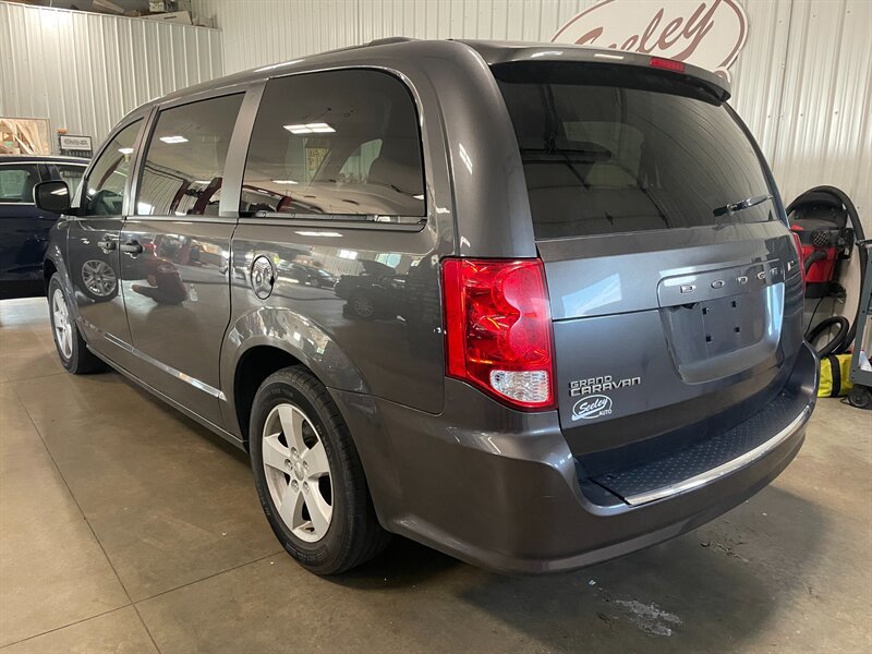 Used 2020 Dodge Grand Caravan SE w/ SE Plus Group FWD image 3