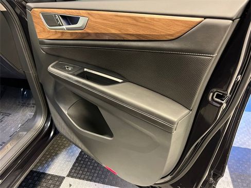 Certified 2025 Volkswagen Atlas SE image 12