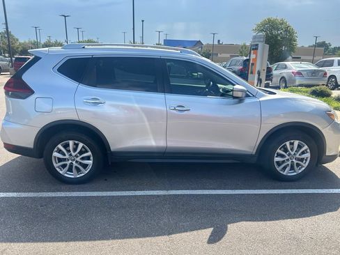 Used 2020 Nissan Rogue SV FWD image 3