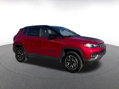 Used 2025 Jeep Compass Trailhawk image 3
