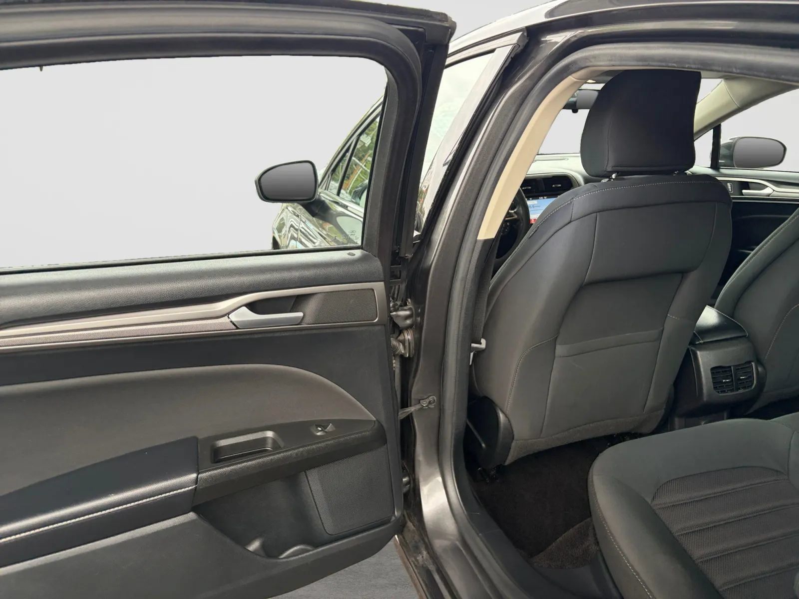 Used 2018 Ford Fusion SE w/ Fusion SE Technology Package FWD image 14