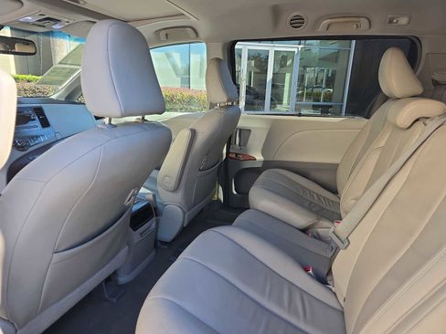 Used 2014 Toyota Sienna XLE image 12