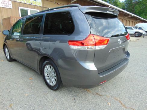 Used 2014 Toyota Sienna XLE w/ Entertainment Package FWD image 4
