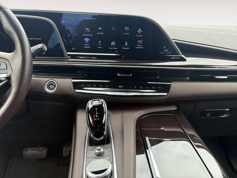 Certified 2024 Cadillac Escalade ESV Premium Luxury Platinum w/ Heavy-Duty Trailer Package AWD/4WD image 11