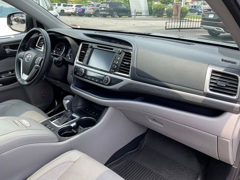 Used 2017 Toyota Highlander Limited AWD/4WD image 19