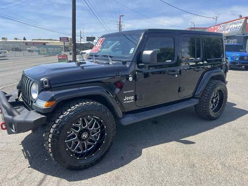 Used 2019 Jeep Wrangler Unlimited Sahara AWD/4WD image 3