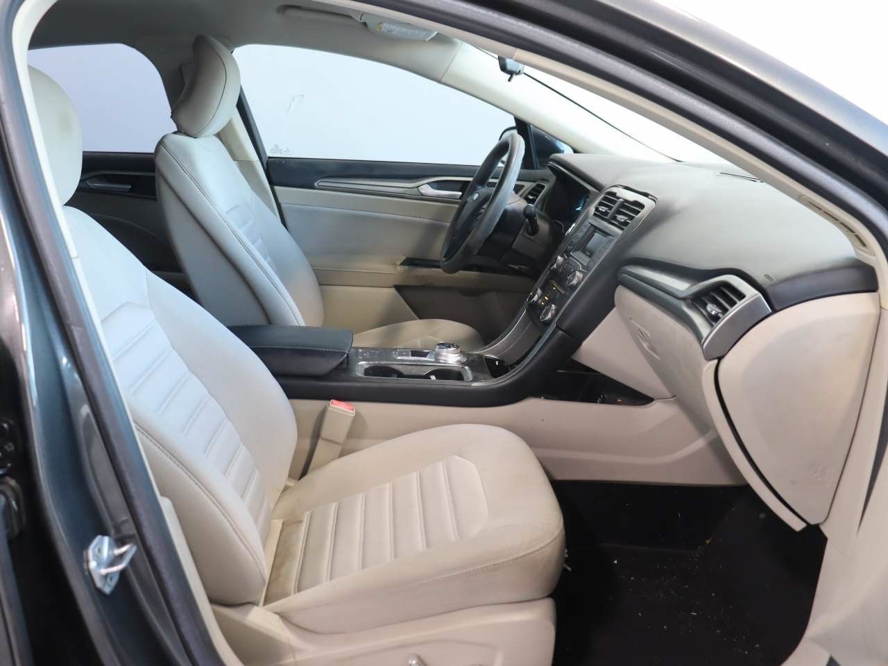 Used 2017 Ford Fusion SE FWD image 16