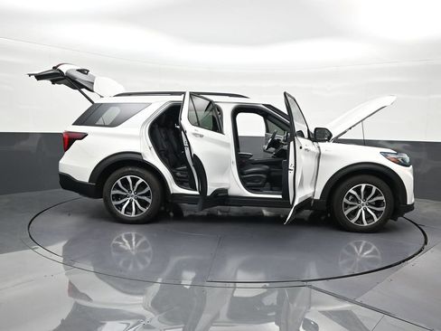 Used 2025 Ford Explorer ST-Line w/ Premium Package image 33