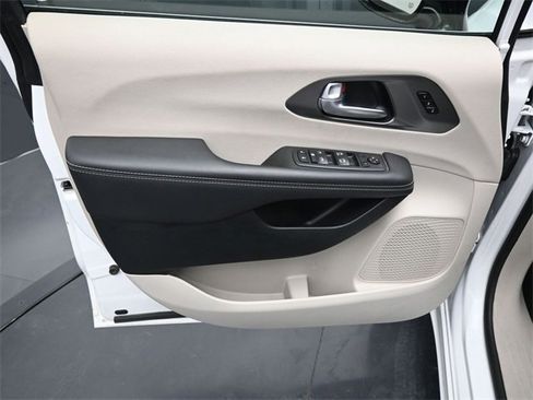 Used 2024 Chrysler Pacifica Touring-L image 9