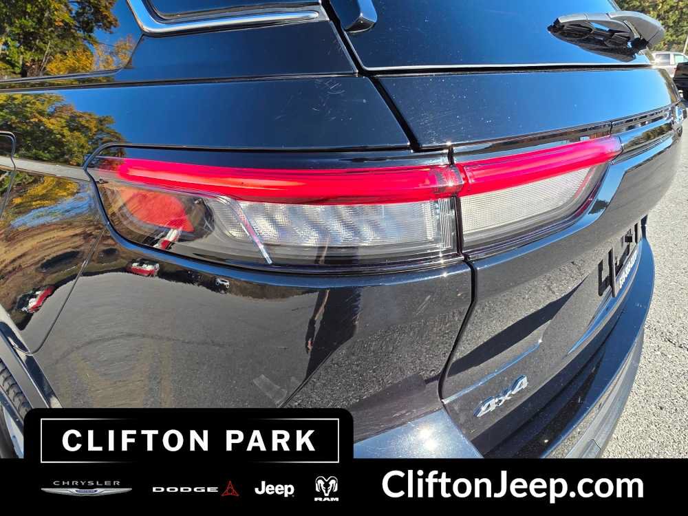 Used 2023 Jeep Grand Cherokee Laredo AWD/4WD image 8