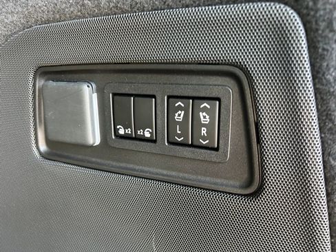 Used 2022 Cadillac Escalade Premium Luxury Platinum RWD image 45