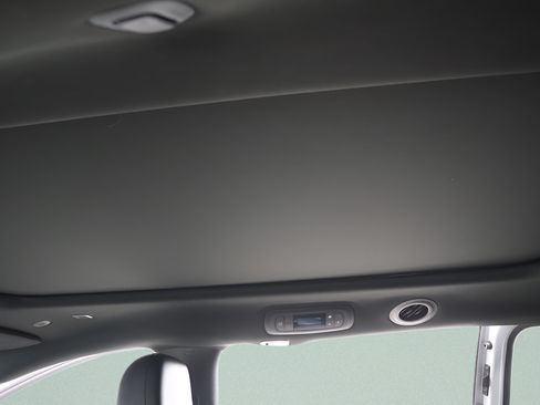 Used 2026 Chrysler Pacifica Limited FWD image 10
