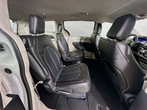 Used 2024 Chrysler Pacifica Touring-L image 32