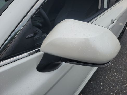 Used 2025 Toyota Camry XLE FWD image 9