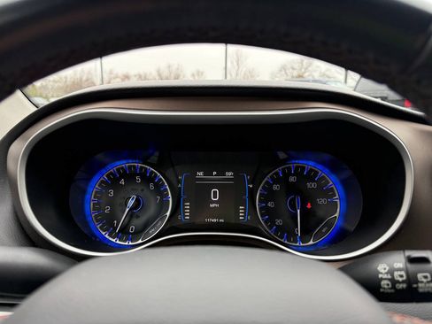 Used 2017 Chrysler Pacifica Touring-L FWD image 13