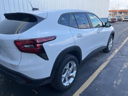 Used 2025 Chevrolet Trax LS w/ LS Convenience Package image 2