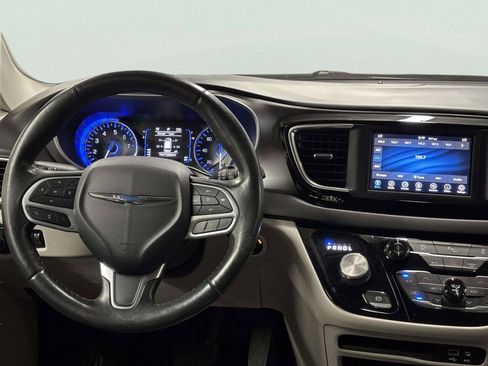Used 2020 Chrysler Pacifica Touring-L FWD image 25