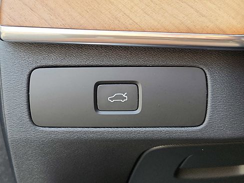 Certified 2024 Volvo XC90 B6 Plus w/ Protection Package Premier image 22