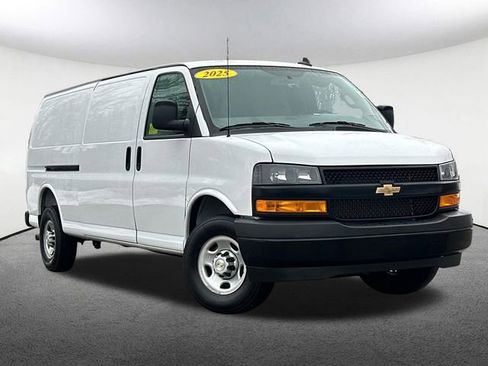 Used 2025 Chevrolet Express 3500 Extended w/ Driver Convenience Package RWD image 2