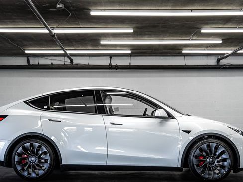 Used 2023 Tesla Model Y Performance AWD/4WD image 6