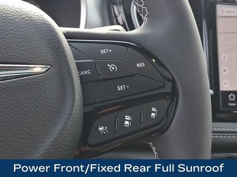 Used 2025 Chrysler Pacifica Premium FWD image 8