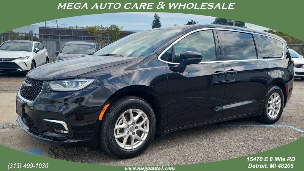 Used 2025 Chrysler Pacifica Select FWD image 1