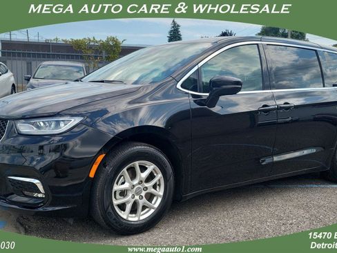 Used 2025 Chrysler Pacifica Select FWD image 1