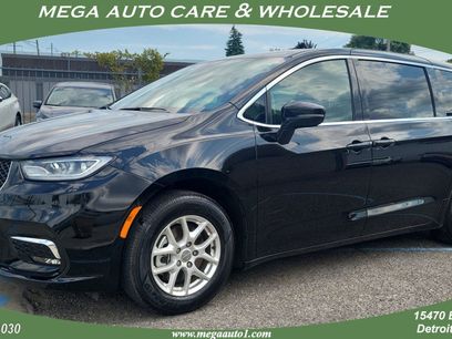 Used 2025 Chrysler Pacifica Select