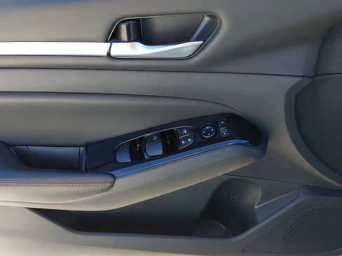 Used 2024 Nissan Altima 2.5 SR image 24