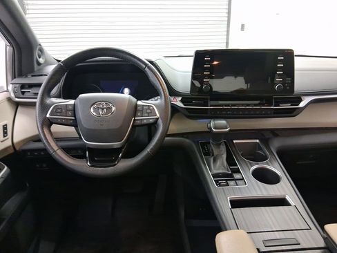 Used 2021 Toyota Sienna Limited image 4