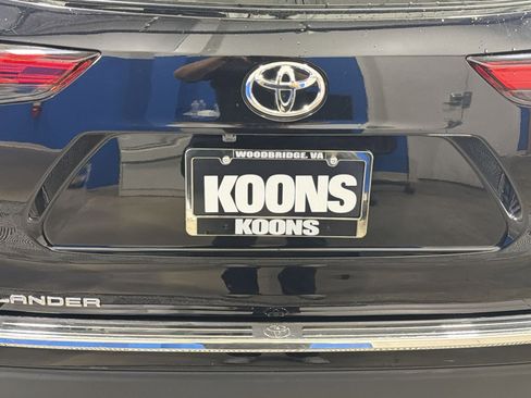 Used 2023 Toyota Highlander L image 19