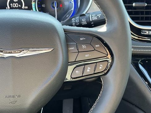 Used 2025 Chrysler Pacifica Limited FWD image 29