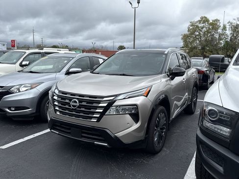 Used 2025 Nissan Rogue Platinum w/ Tech Package image 2