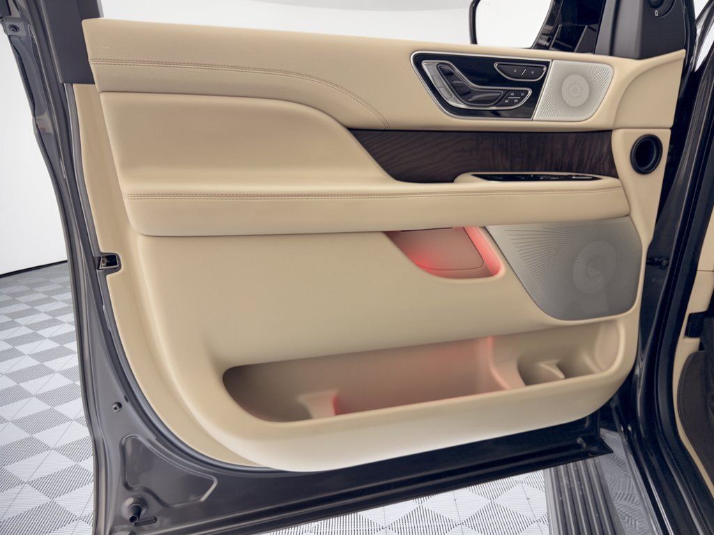 Used 2018 Lincoln Navigator Reserve w/ Technology Package AWD/4WD image 14