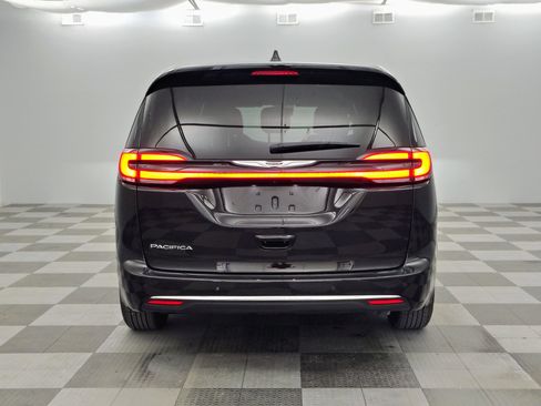 Used 2025 Chrysler Pacifica Select FWD image 6